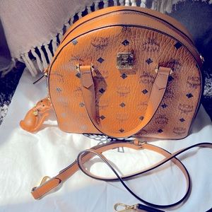 MCM Essential Half Moon tote - medium